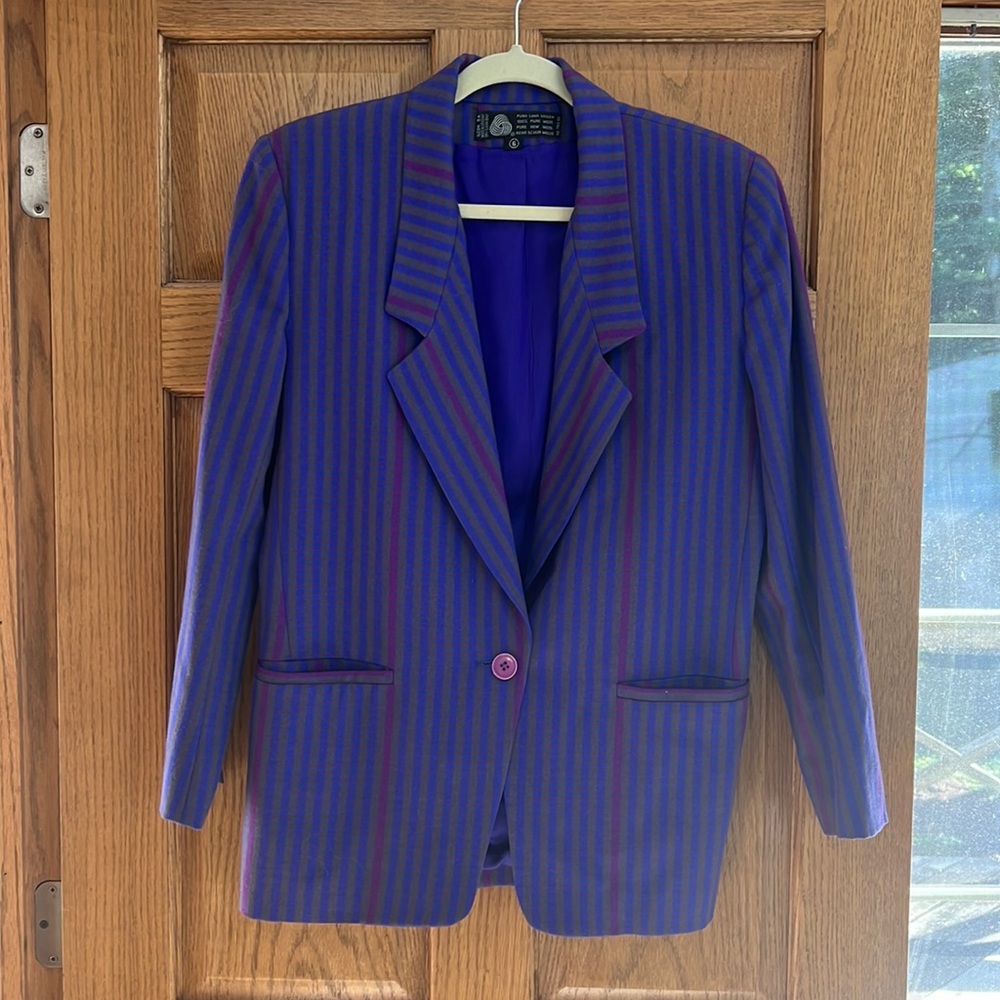 Vintage 100% wool women’s Made in Uruguay suit w/ blazer and pleated skirt.
